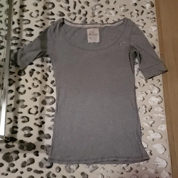 ☀️ Hollister gray top. Size medium - Picture 4 of 6